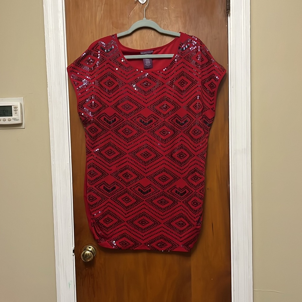 *Beverly Drive Women’s Red Sequin Geometric Plus Size Top. 2X.             W10